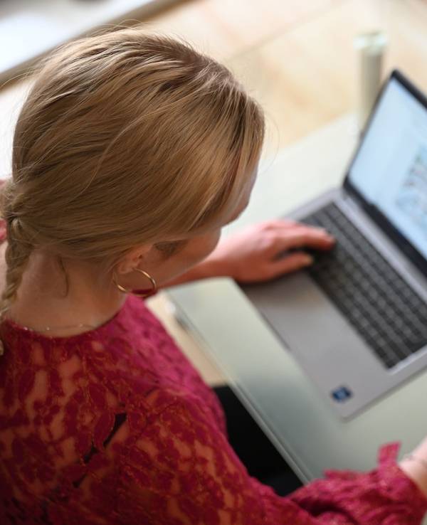 Frau arbeitet an Laptop