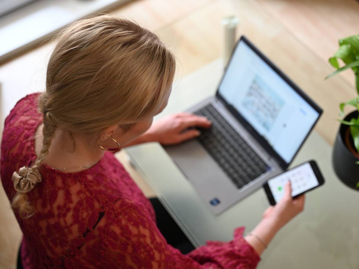 Frau arbeitet an Laptop