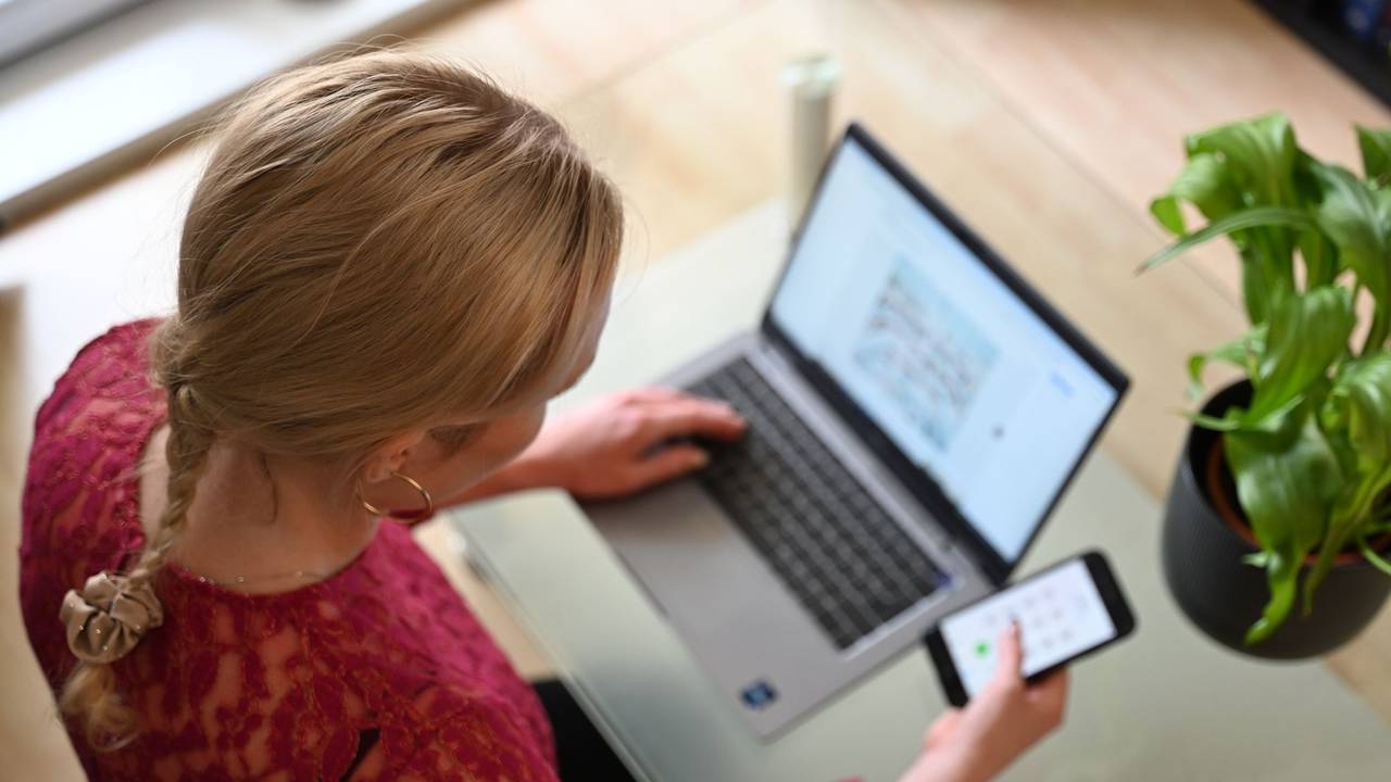 Frau arbeitet an Laptop