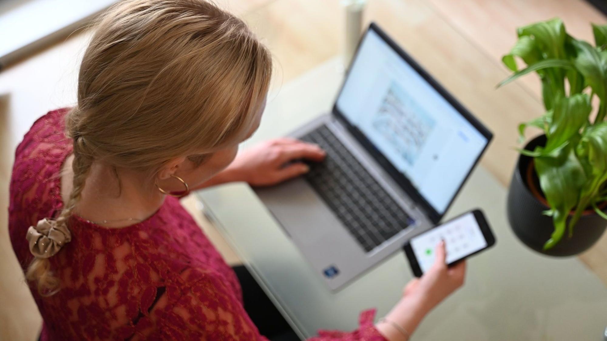 Frau arbeitet an Laptop