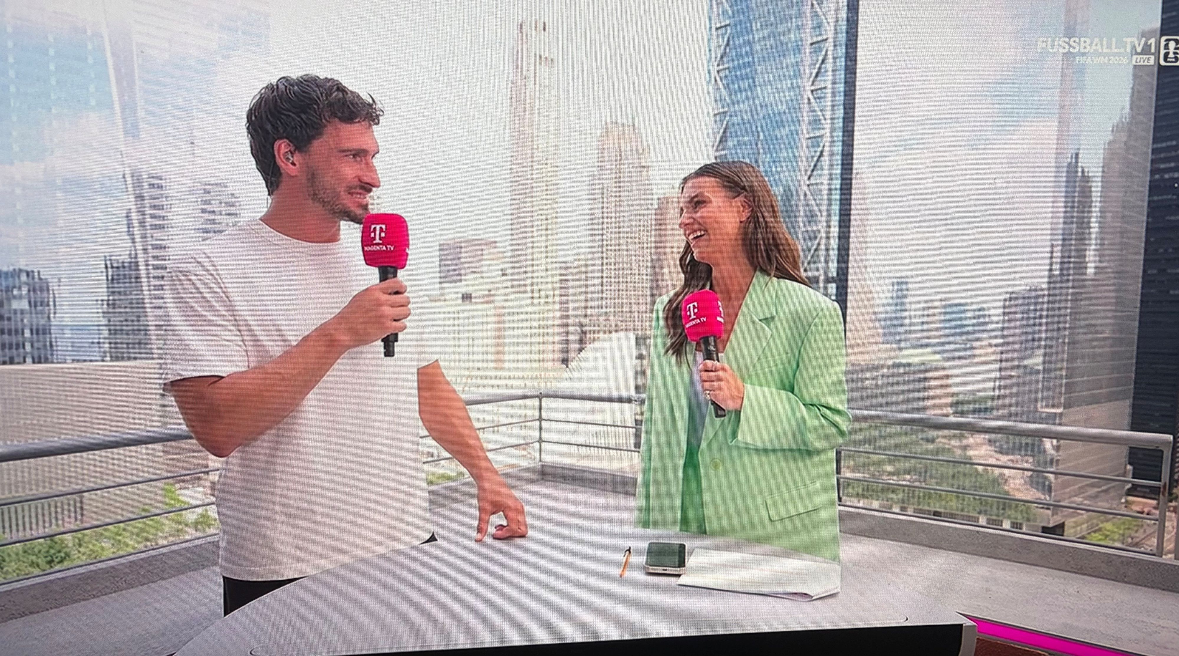 Experte Mats Hummels und Moderatorin Laura Wontorra bei der TV-Übertragung von MagentaTV am Freitag.