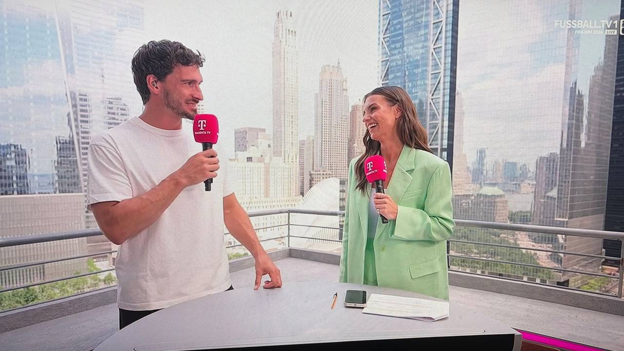Experte Mats Hummels und Moderatorin Laura Wontorra bei der TV-Übertragung von MagentaTV am Freitag.