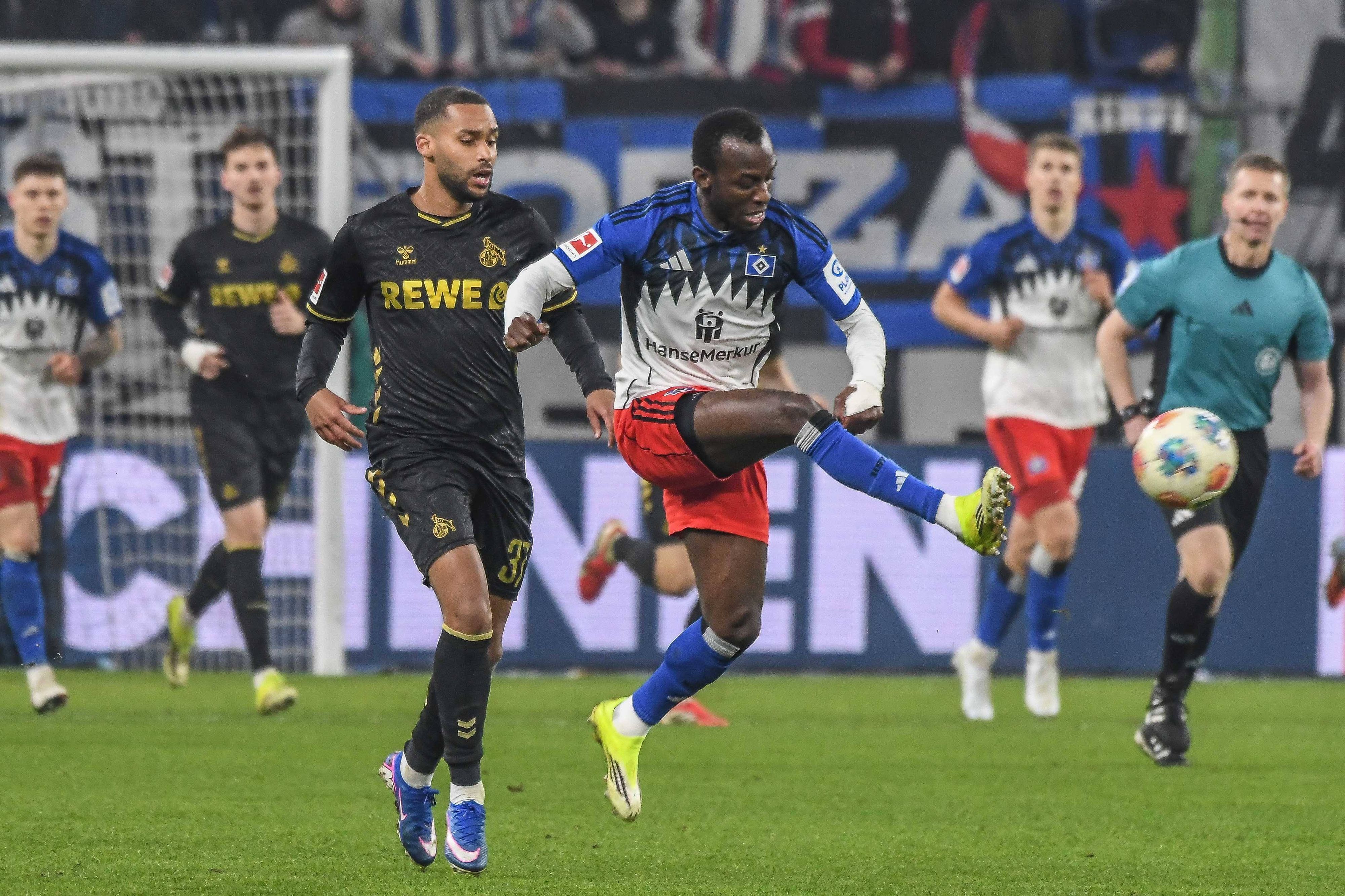 Jean-Luc Dompe in Aktion mit Ball.