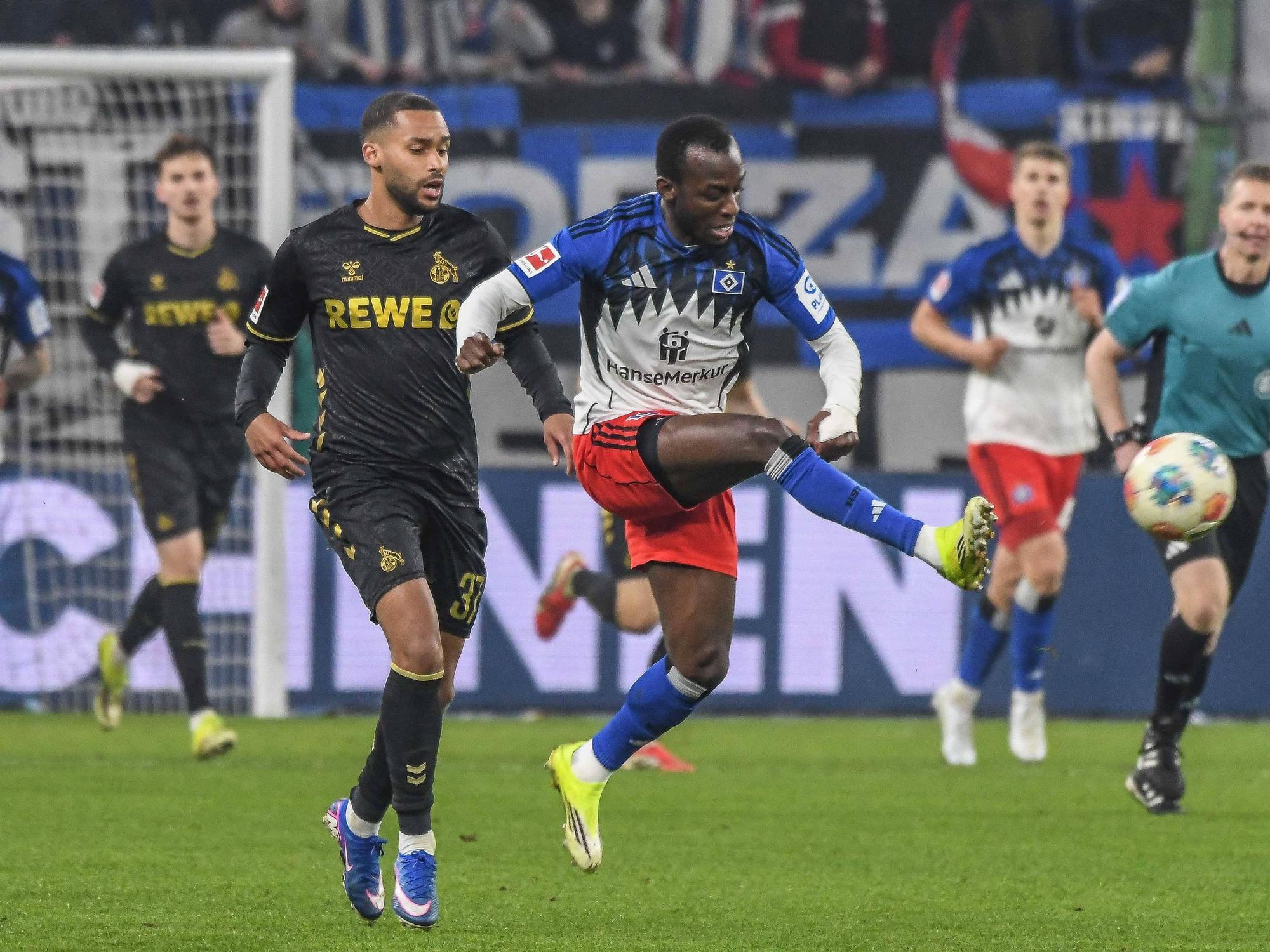 Jean-Luc Dompe in Aktion mit Ball.