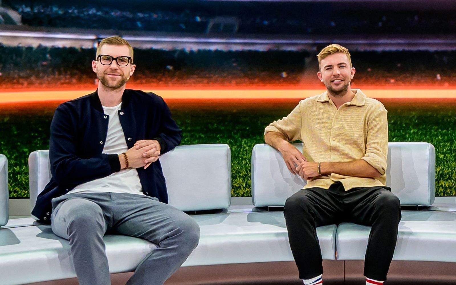 Wollen „nicht in die Kultfalle stolpern“: die ZDF-Fußball-Experten Per Mertesacker (links) und Christoph Kramer. (Bild: ZDF / Svea Pietschmann)