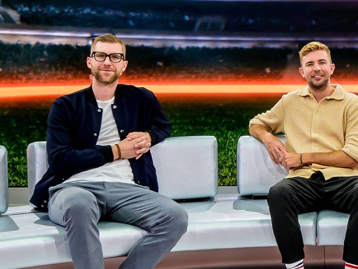 Wollen „nicht in die Kultfalle stolpern“: die ZDF-Fußball-Experten Per Mertesacker (links) und Christoph Kramer. (Bild: ZDF / Svea Pietschmann)