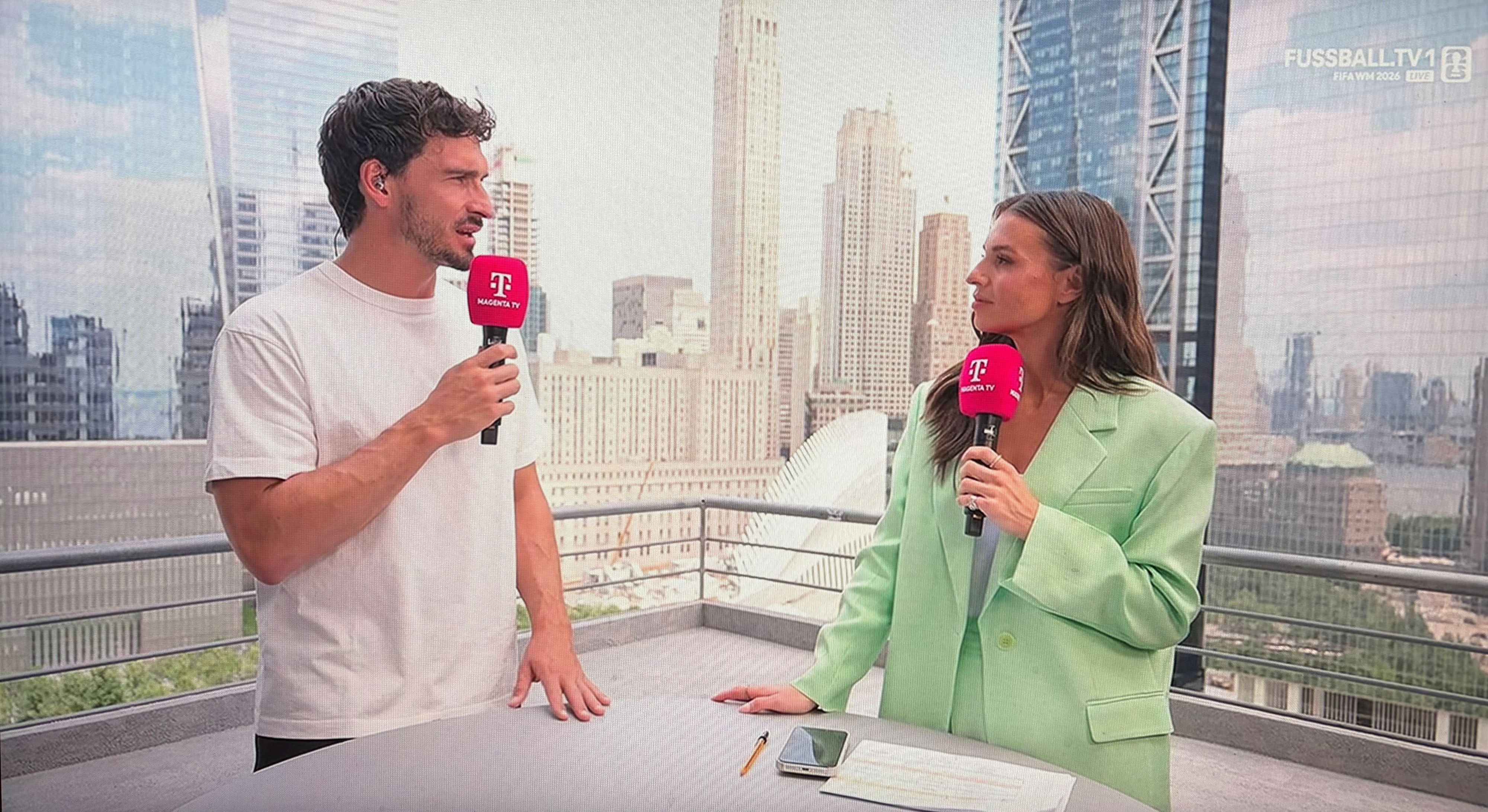 Experte Mats Hummels und Moderatorin Laura Wontorra bei der TV-Übertragung von MagentaTV am Freitag.
