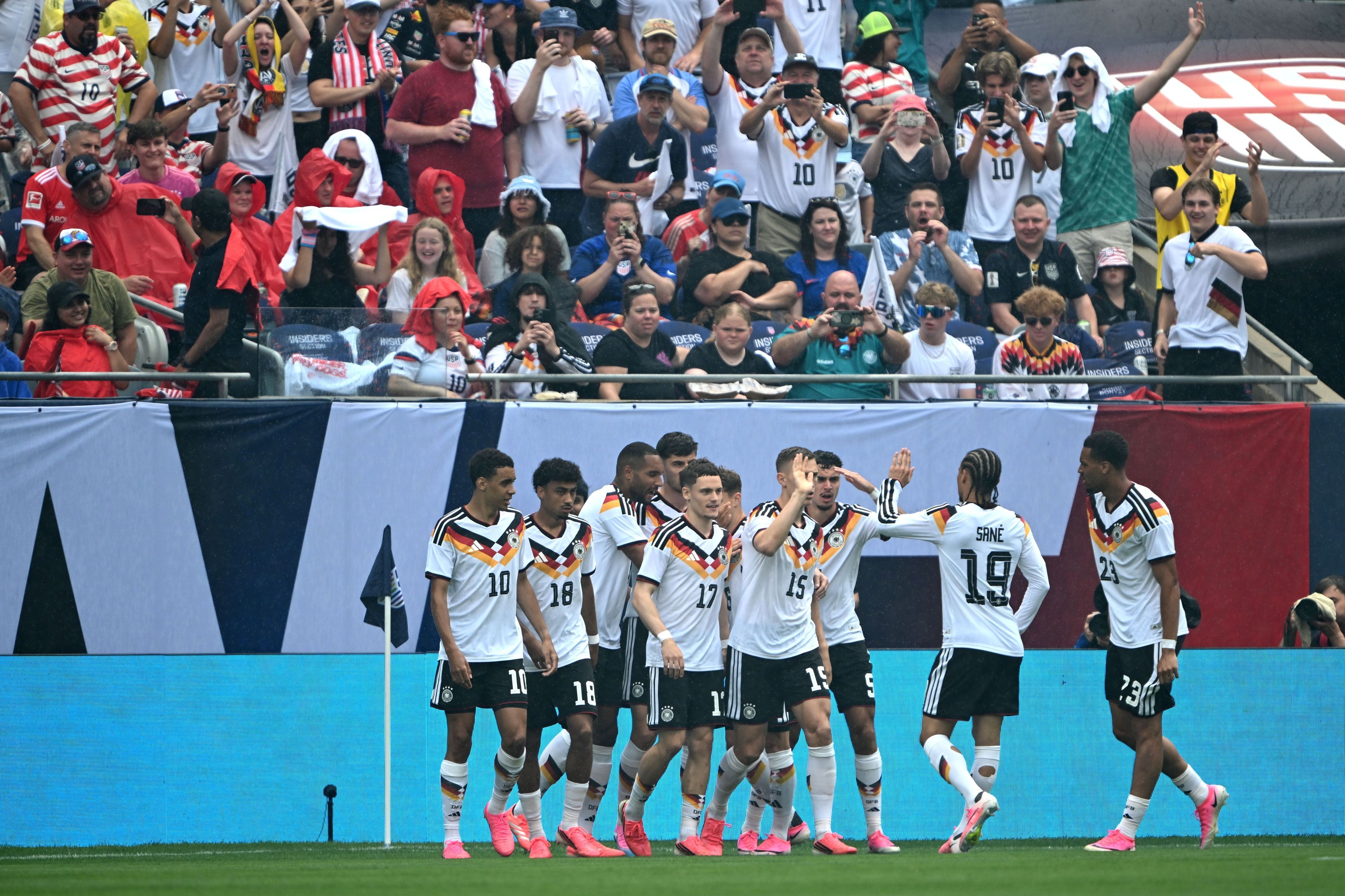 Deutschlands Spieler feiern nach dem Tor zum 0:1 durch Havertz gegen die USA.