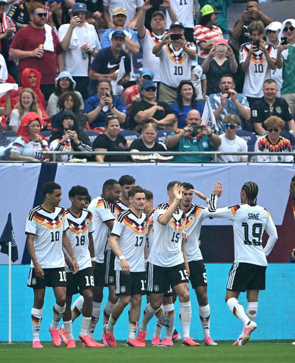 Deutschlands Spieler feiern nach dem Tor zum 0:1 durch Havertz gegen die USA.