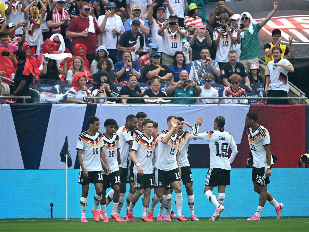 Deutschlands Spieler feiern nach dem Tor zum 0:1 durch Havertz gegen die USA.