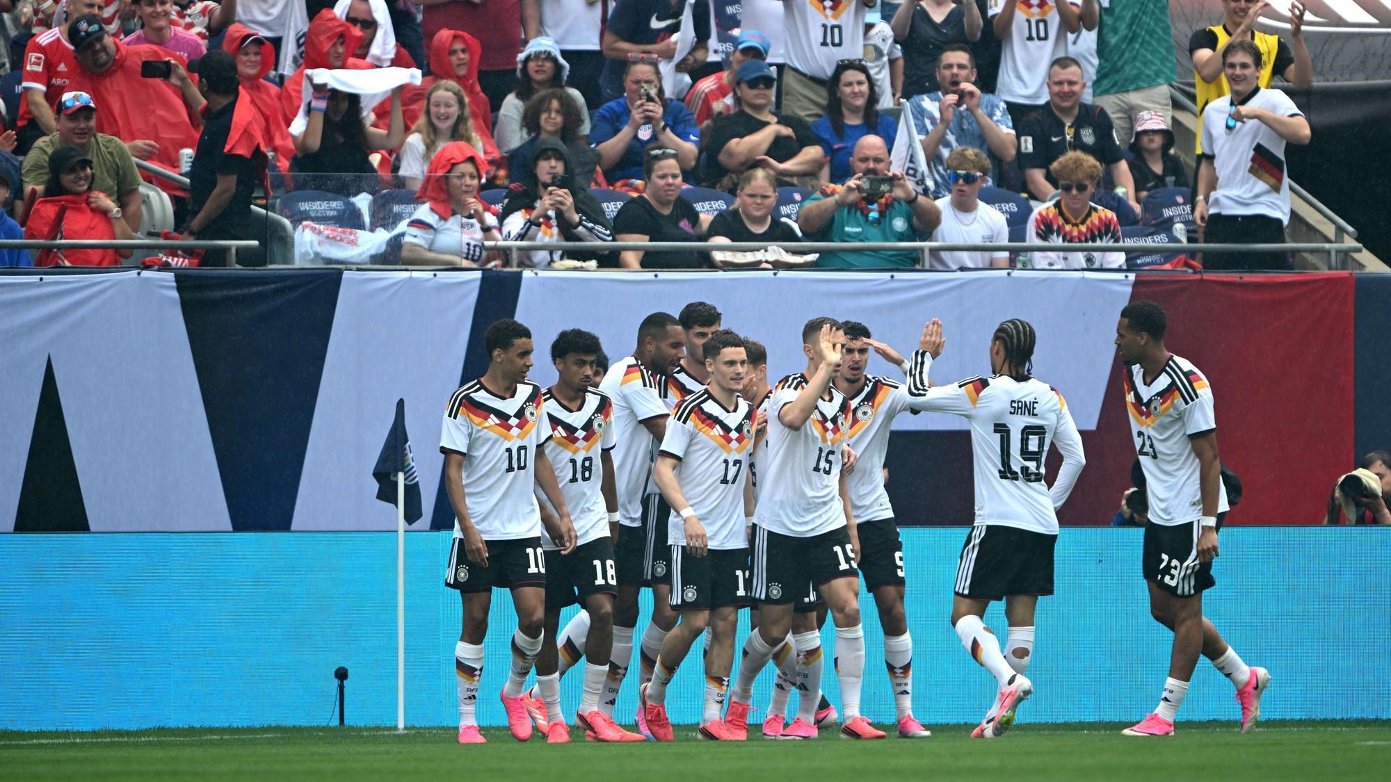 Deutschlands Spieler feiern nach dem Tor zum 0:1 durch Havertz gegen die USA.