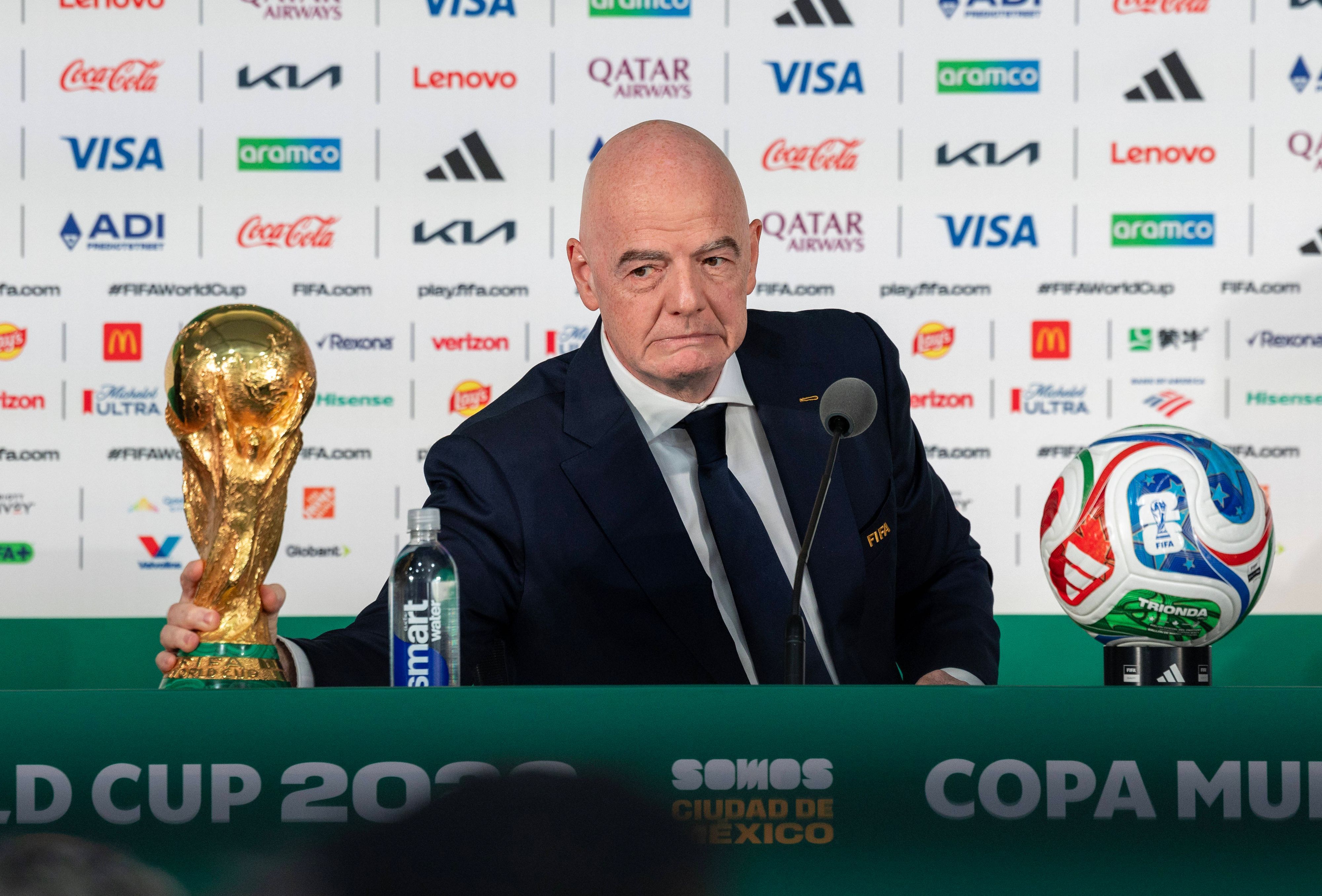 FIFA-Präsident Gianni Infantino sitzt bei einer Pressekonferenz vor einem Mikrofon.