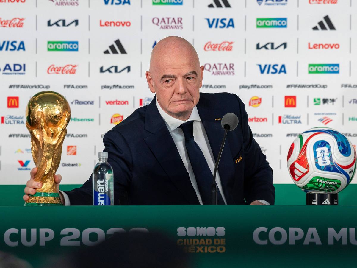 FIFA-Präsident Gianni Infantino sitzt bei einer Pressekonferenz vor einem Mikrofon.