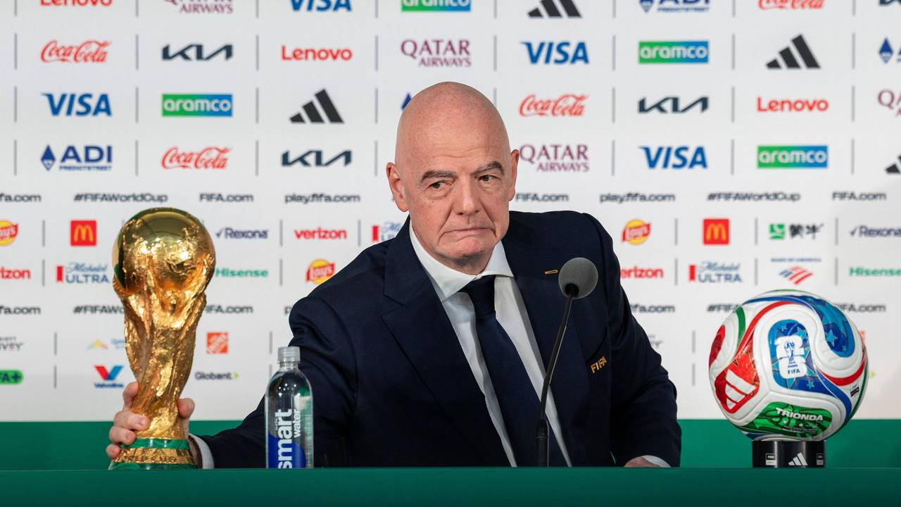 FIFA-Präsident Gianni Infantino sitzt bei einer Pressekonferenz vor einem Mikrofon.