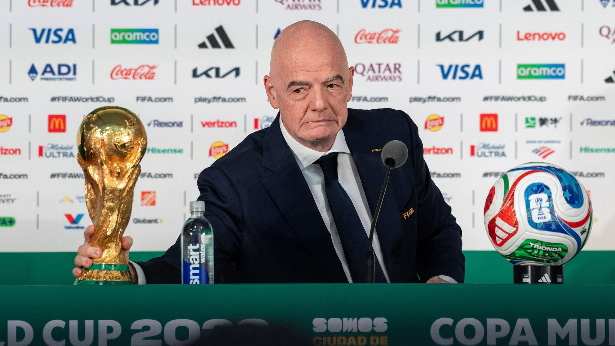 FIFA-Präsident Gianni Infantino sitzt bei einer Pressekonferenz vor einem Mikrofon.