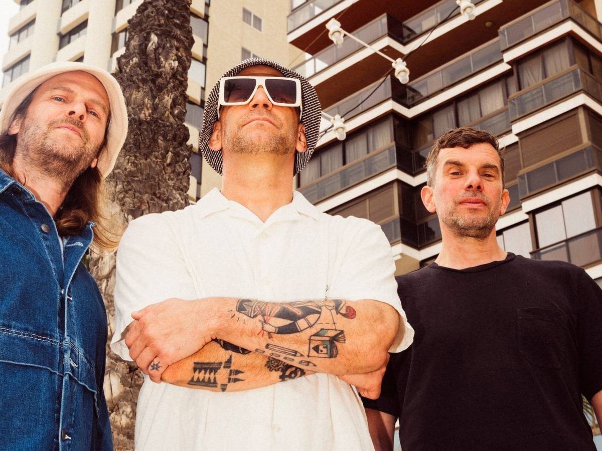 30 Jahre Sportfreunde Stiller: Peter Brugger (links), Flo Weber (Mitte) und „Rüde“ Linhof feiern mit einer Tour und einem neuen Album (“Happy Birthday!“). (Bild: Ingo Pertramer)