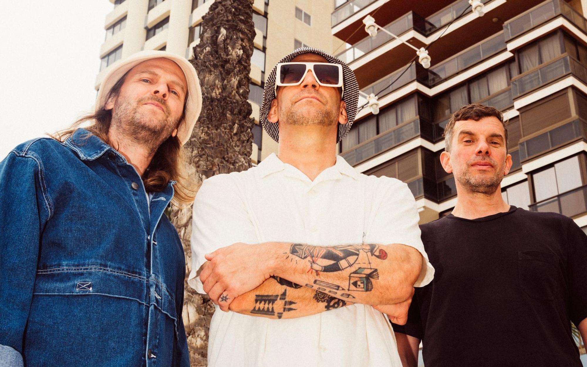 30 Jahre Sportfreunde Stiller: Peter Brugger (links), Flo Weber (Mitte) und „Rüde“ Linhof feiern mit einer Tour und einem neuen Album (“Happy Birthday!“). (Bild: Ingo Pertramer)