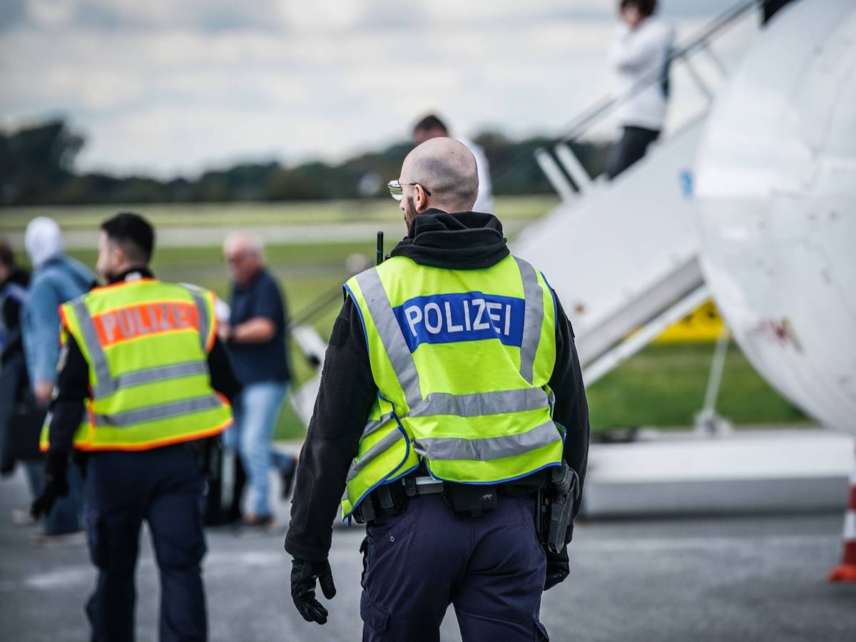 Polizisten und Personen am Flughafen