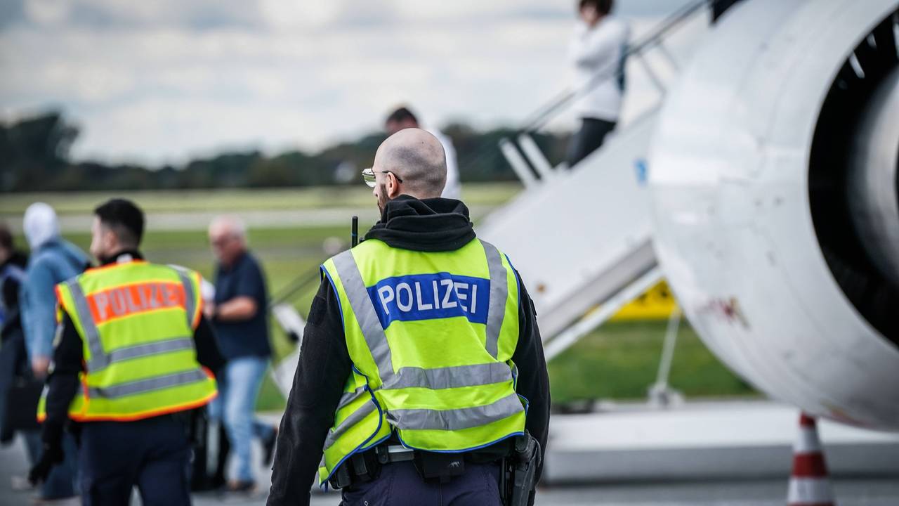 Polizisten und Personen am Flughafen