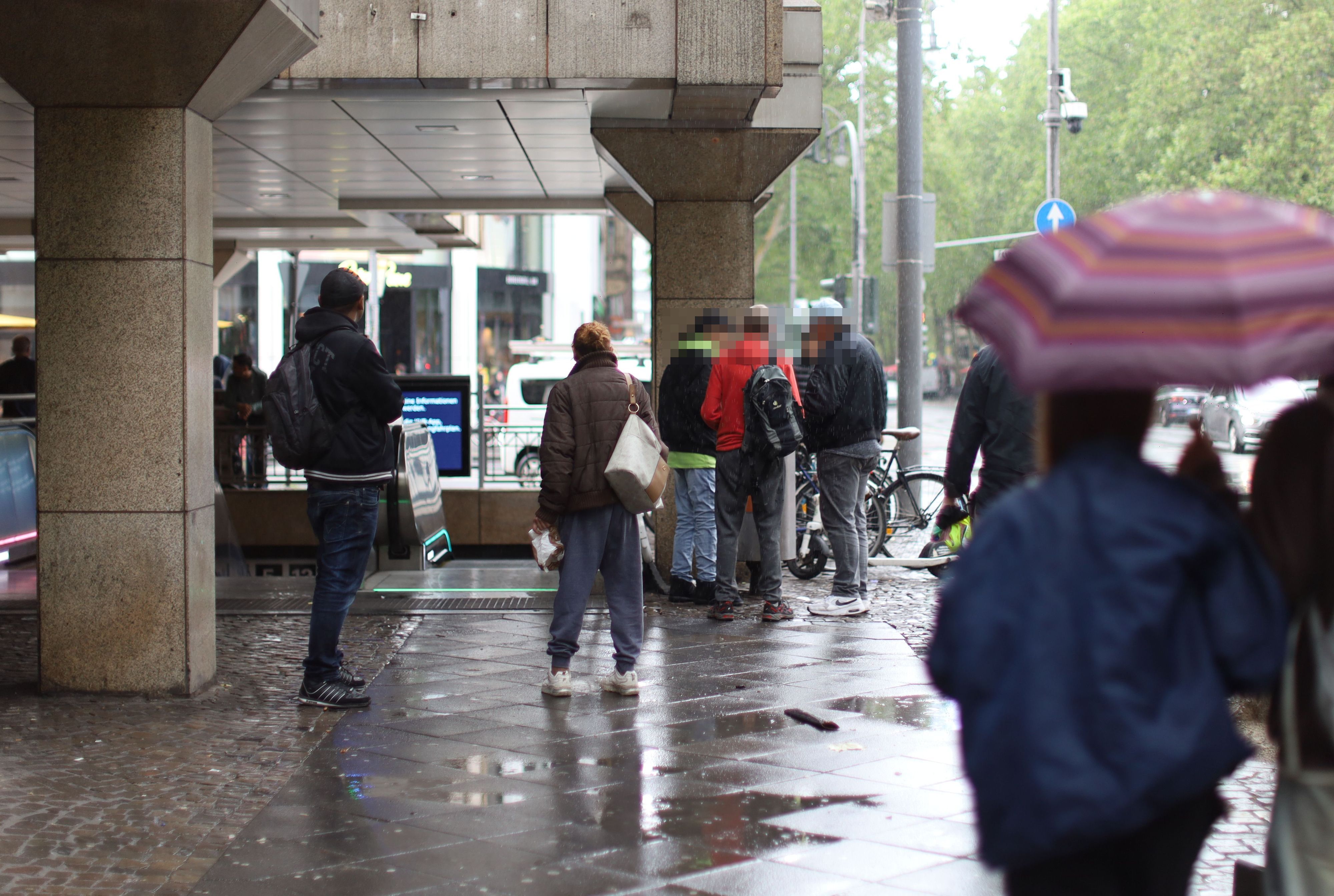 Die aktuelle Situation am Friesenplatz. Die dortige Drogenszene soll Zulauf bekommen haben, Anwohnende beschreiben die Situation als unerträglich.