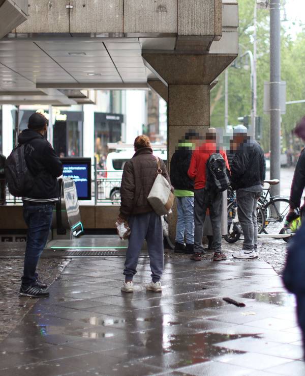Die aktuelle Situation am Friesenplatz. Die dortige Drogenszene soll Zulauf bekommen haben, Anwohnende beschreiben die Situation als unerträglich.
