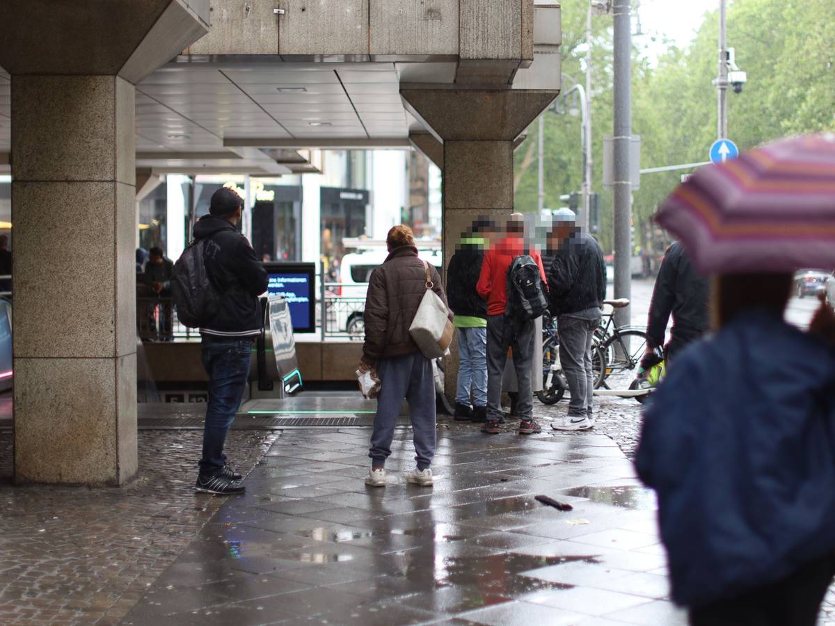 Die aktuelle Situation am Friesenplatz. Die dortige Drogenszene soll Zulauf bekommen haben, Anwohnende beschreiben die Situation als unerträglich.