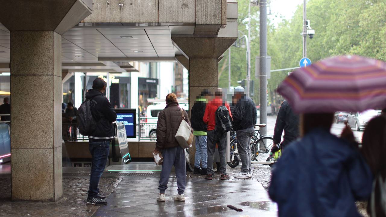 Die aktuelle Situation am Friesenplatz. Die dortige Drogenszene soll Zulauf bekommen haben, Anwohnende beschreiben die Situation als unerträglich.