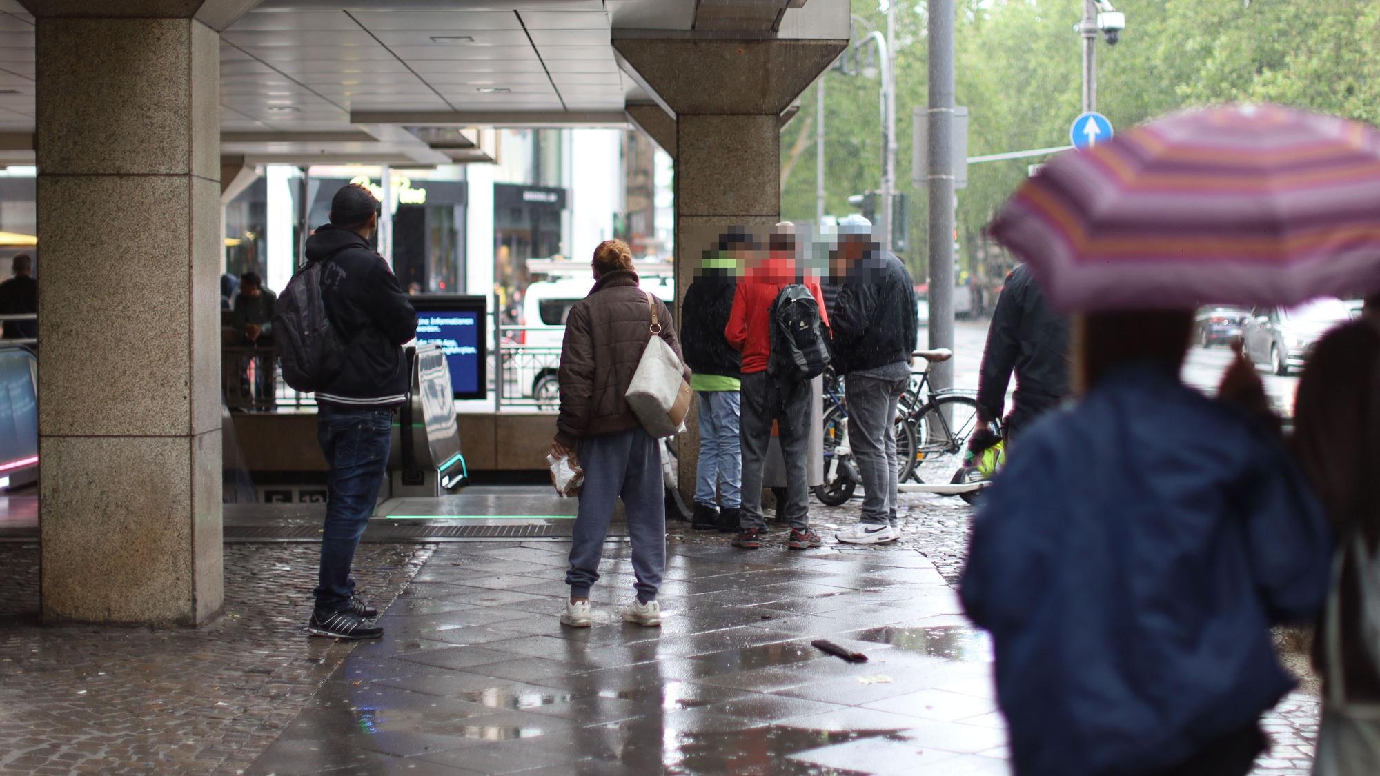 Die aktuelle Situation am Friesenplatz. Die dortige Drogenszene soll Zulauf bekommen haben, Anwohnende beschreiben die Situation als unerträglich.