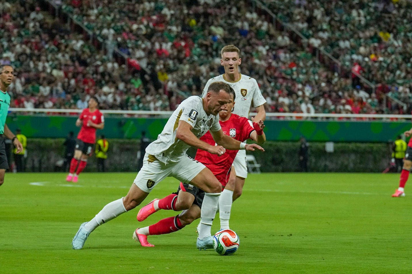 Zweikampf im WM-Spiel zwischen Südkorea und Tschechien.