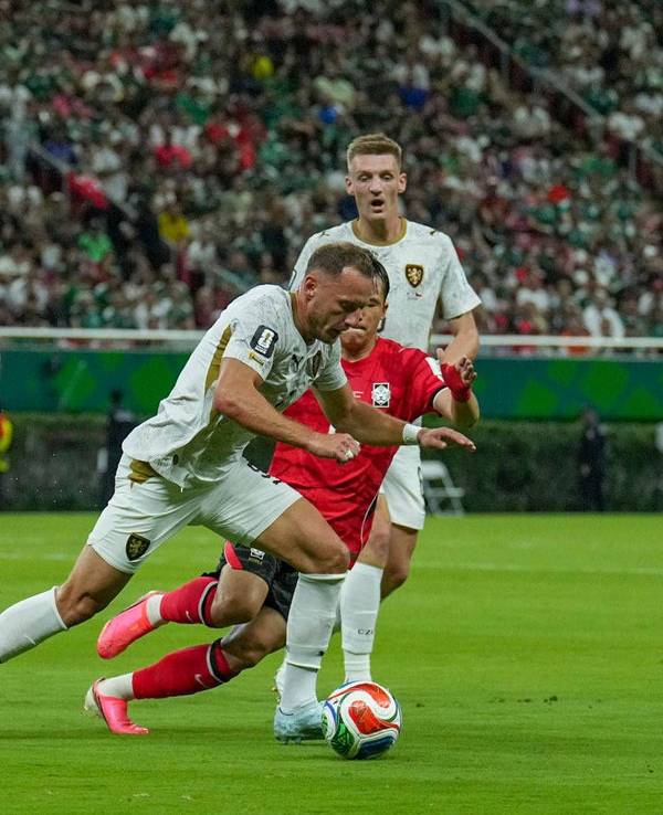 Zweikampf im WM-Spiel zwischen Südkorea und Tschechien.