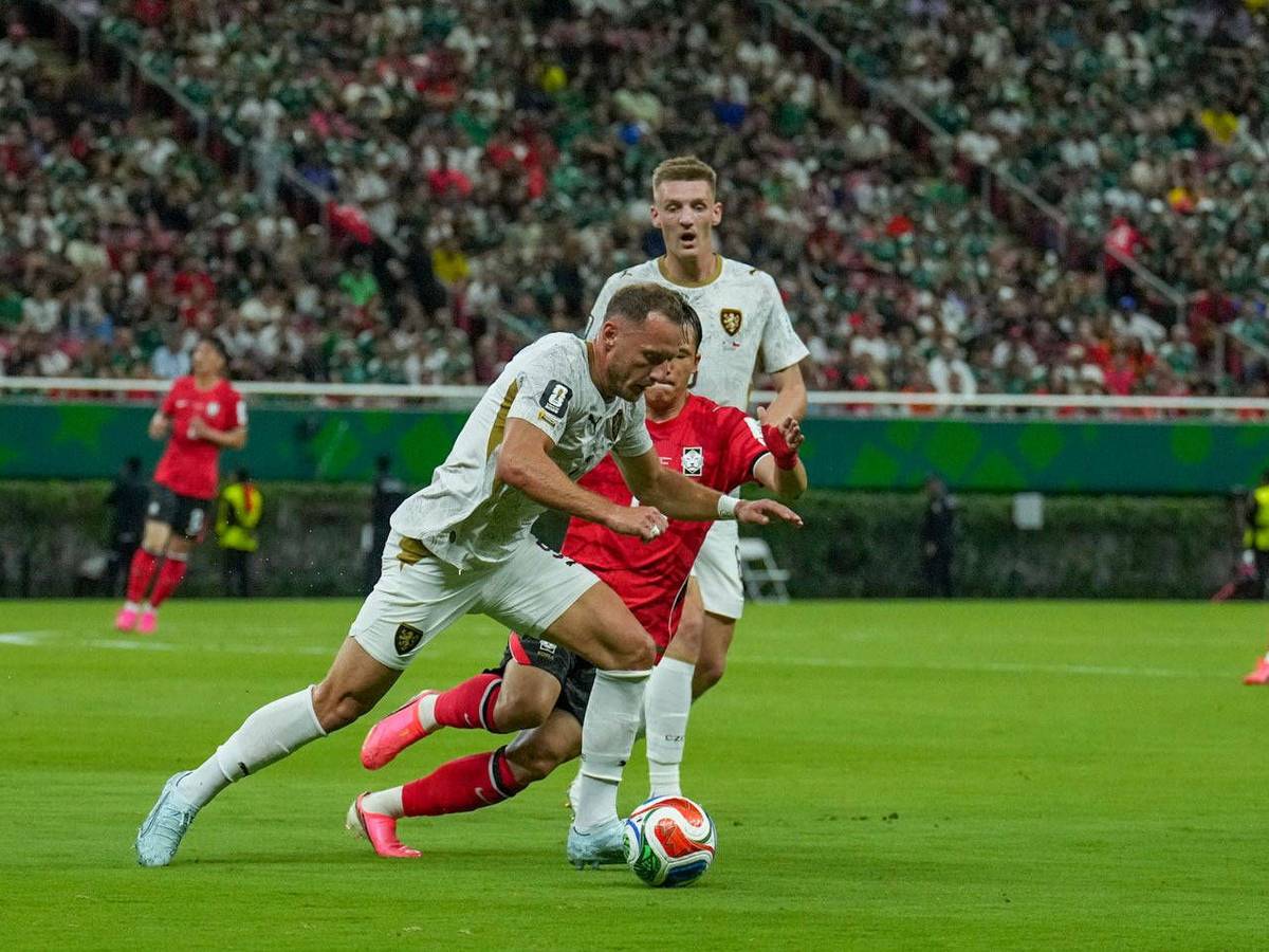 Zweikampf im WM-Spiel zwischen Südkorea und Tschechien.