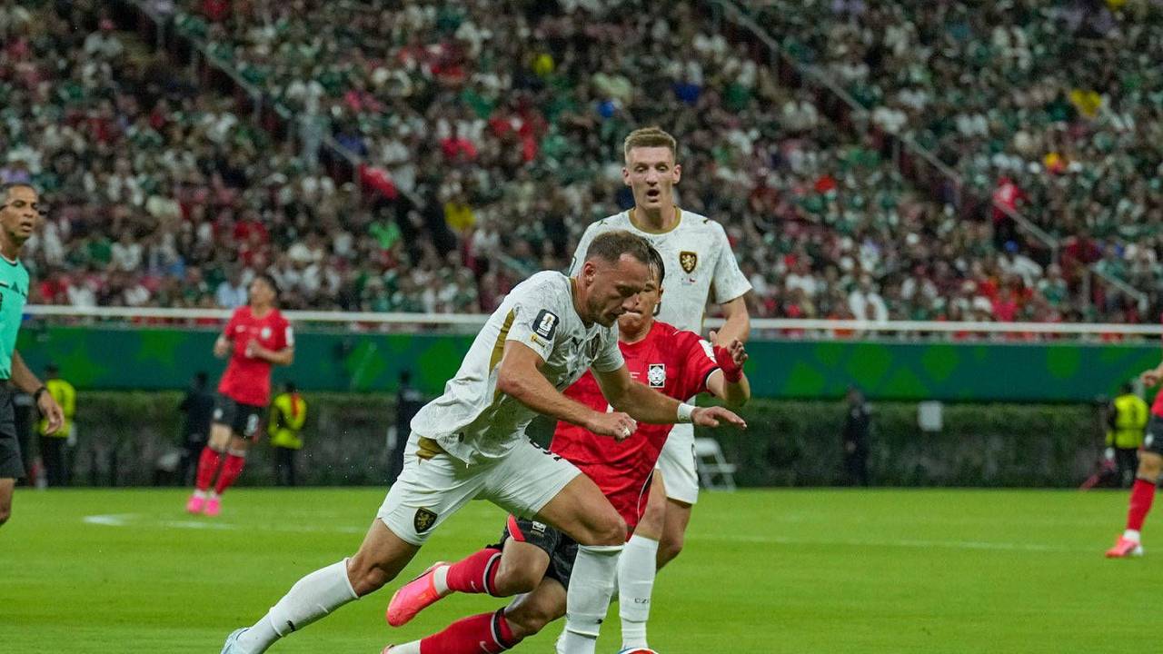 Zweikampf im WM-Spiel zwischen Südkorea und Tschechien.