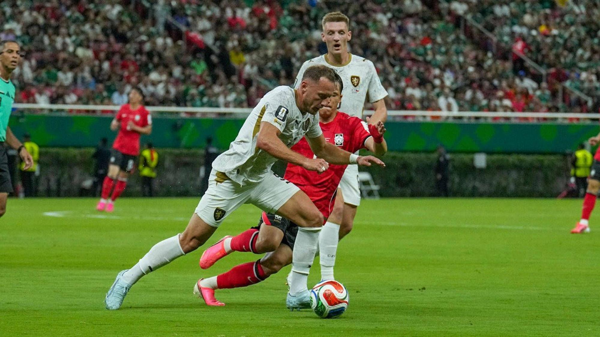 Zweikampf im WM-Spiel zwischen Südkorea und Tschechien.