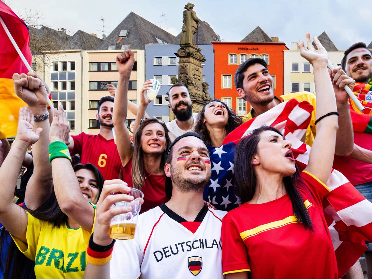 Menschen aus 48 Nationen fiebern in Köln mit ihren Teams.