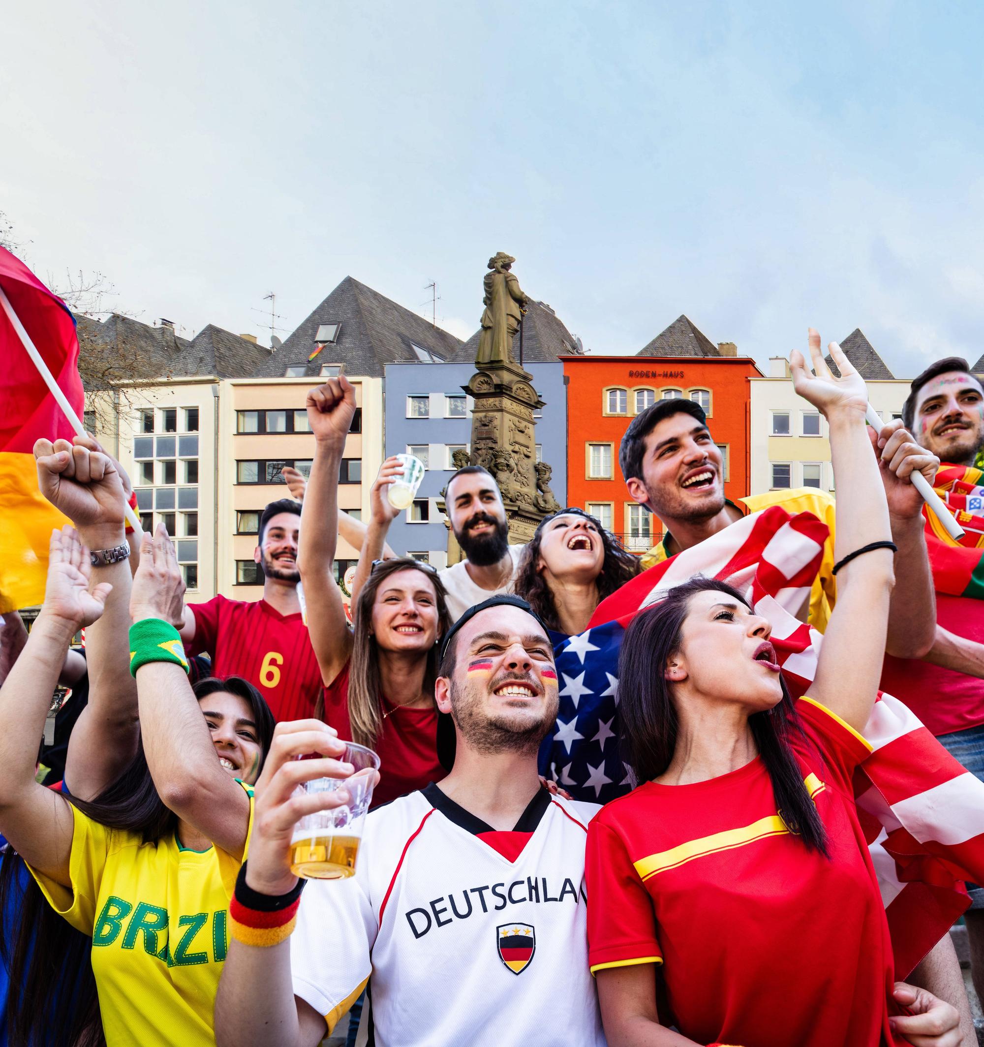 Menschen aus 48 Nationen fiebern in Köln mit ihren Teams.
