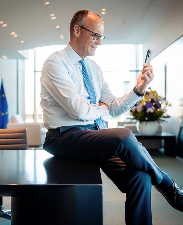 Merz spricht per Videocall mit Spielern der Nationalmannschaft