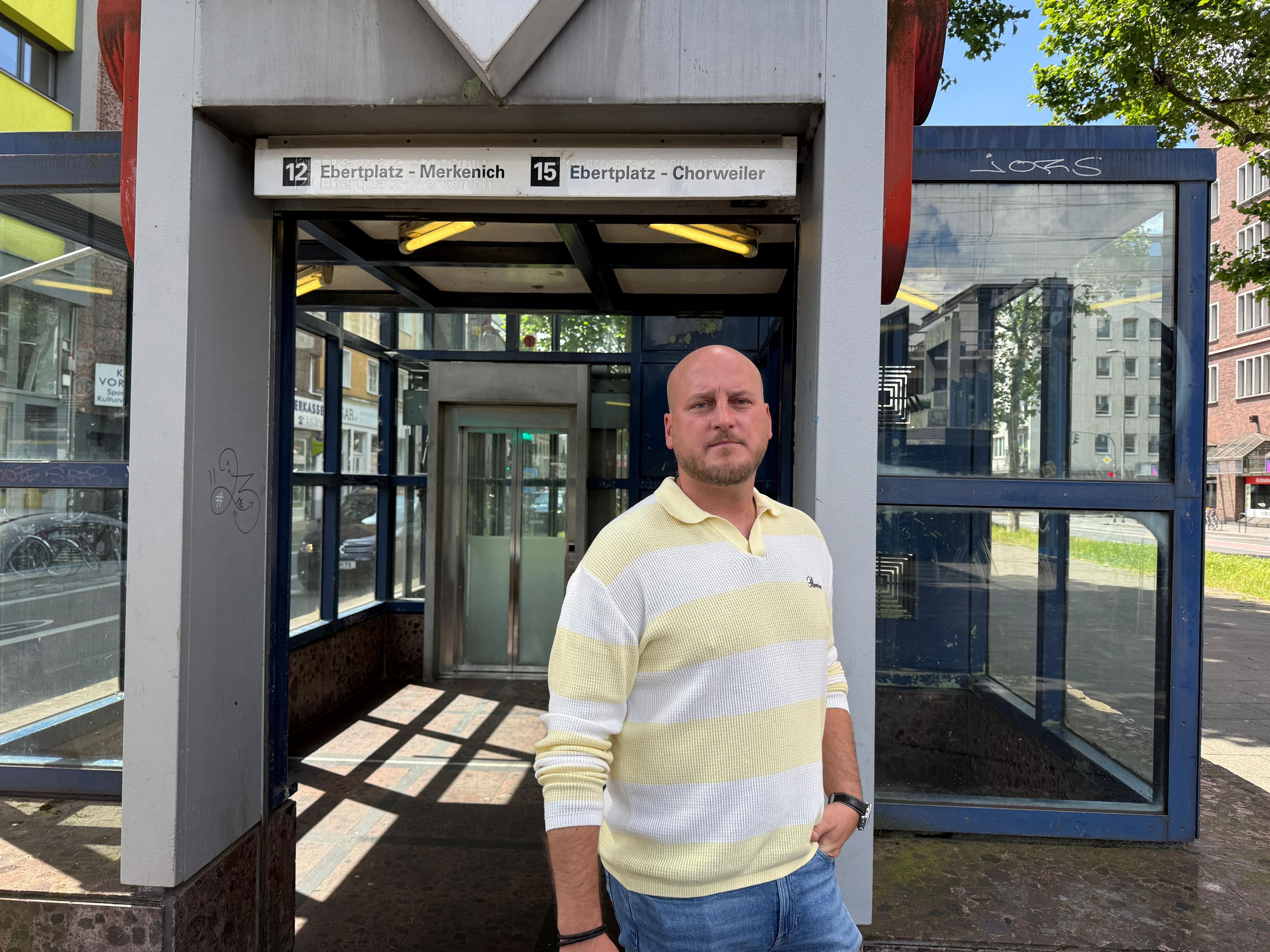 Marcel Kluth steht vor einem der Aufzüge der KVB-Haltestelle Hansaring.