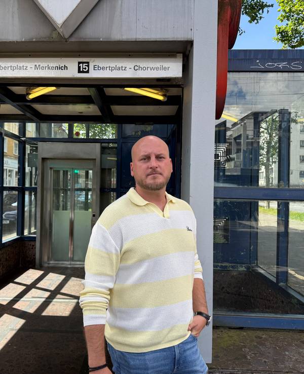 Marcel Kluth steht vor einem der Aufzüge der KVB-Haltestelle Hansaring.