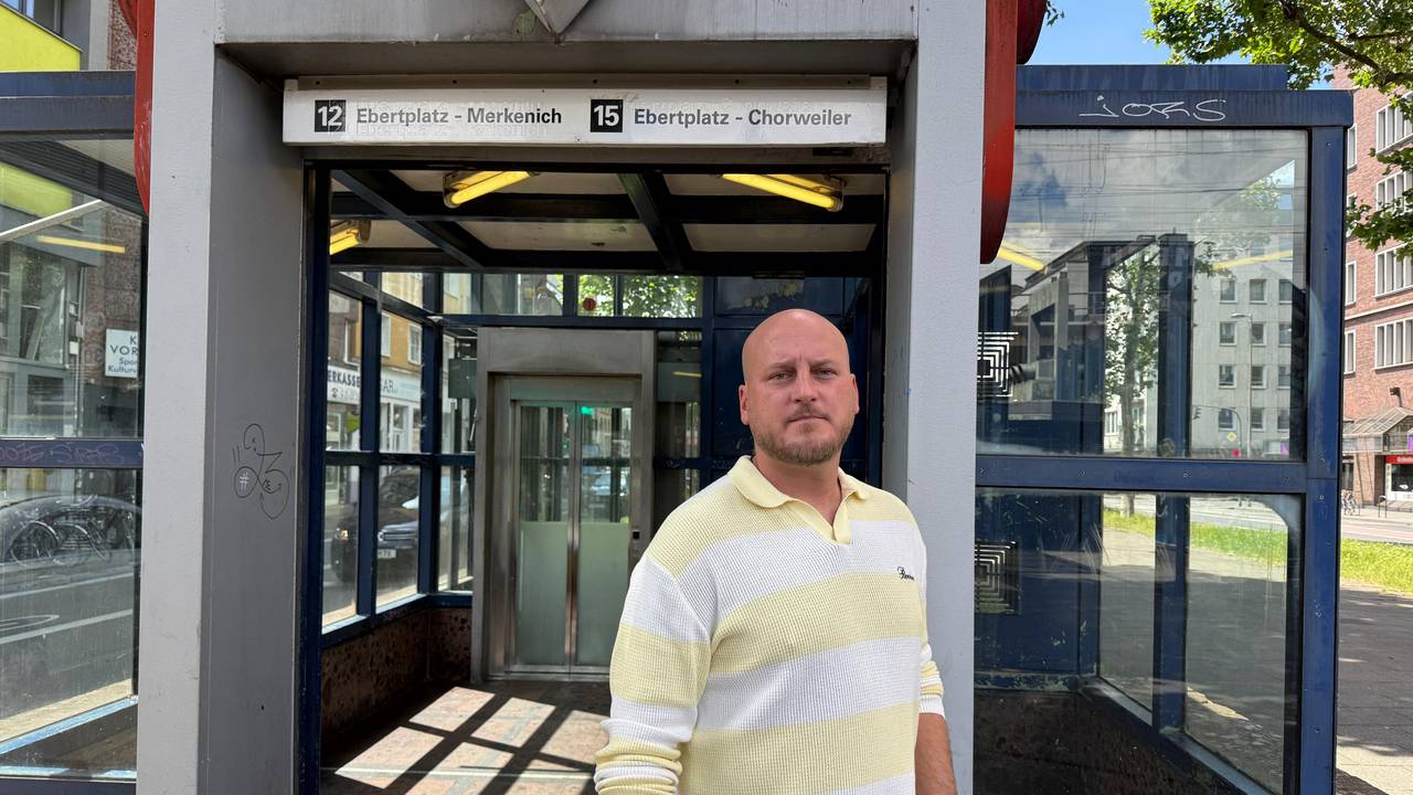 Marcel Kluth steht vor einem der Aufzüge der KVB-Haltestelle Hansaring.