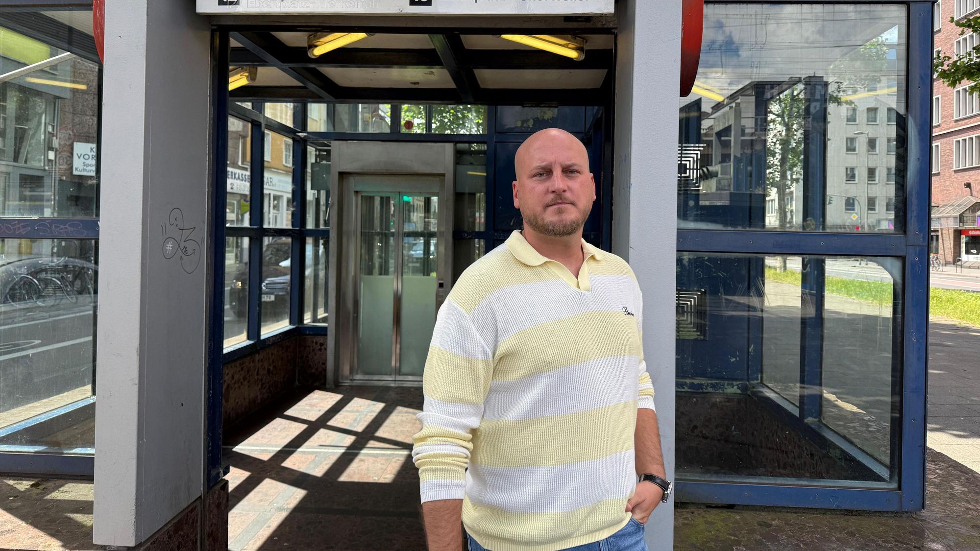 Marcel Kluth steht vor einem der Aufzüge der KVB-Haltestelle Hansaring.
