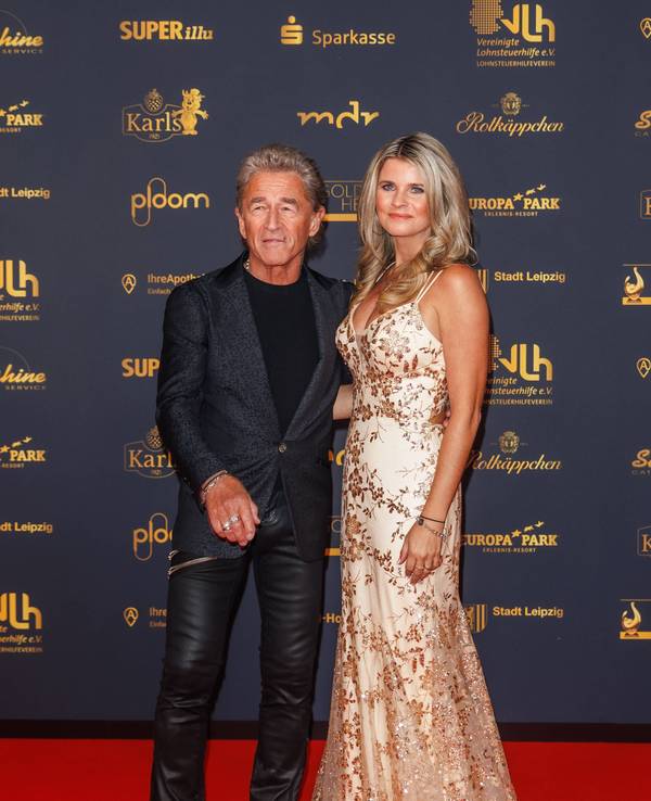 Peter Maffay und Hendrikje Balsmeyer auf dem roten Teppich der 30. Goldenen Henne 2024 in der Messe Leipzig.