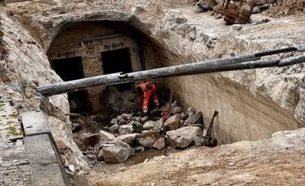 Ein Mitarbeiter des Straßentiefbauamtes am Eingang zu dem Bunker in Bonn-Tannenbusch.