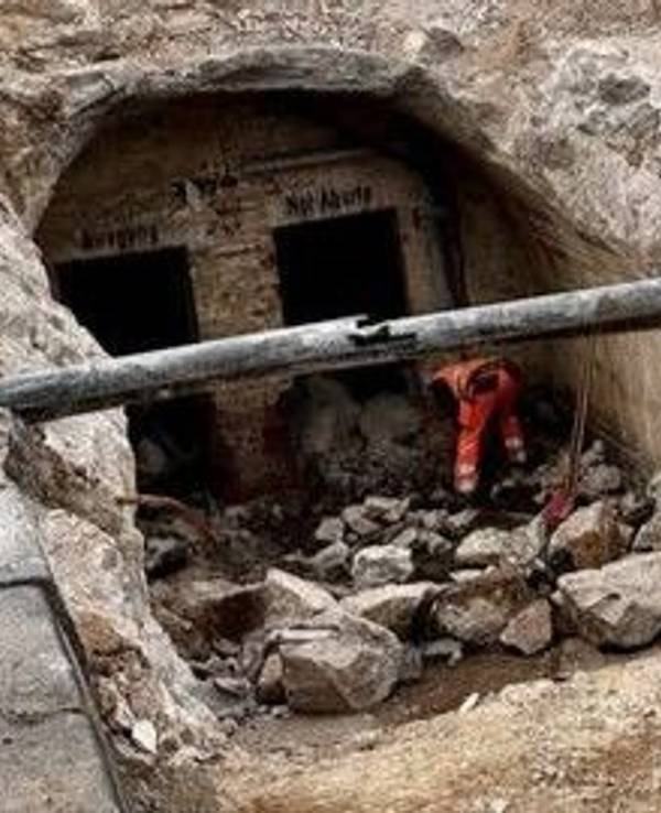 Ein Mitarbeiter des Straßentiefbauamtes am Eingang zu dem Bunker in Bonn-Tannenbusch.