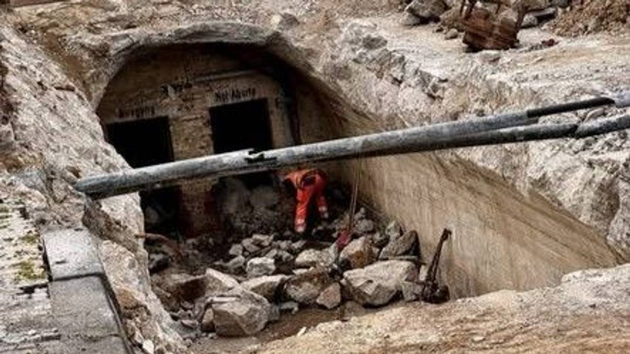 Ein Mitarbeiter des Straßentiefbauamtes am Eingang zu dem Bunker in Bonn-Tannenbusch.