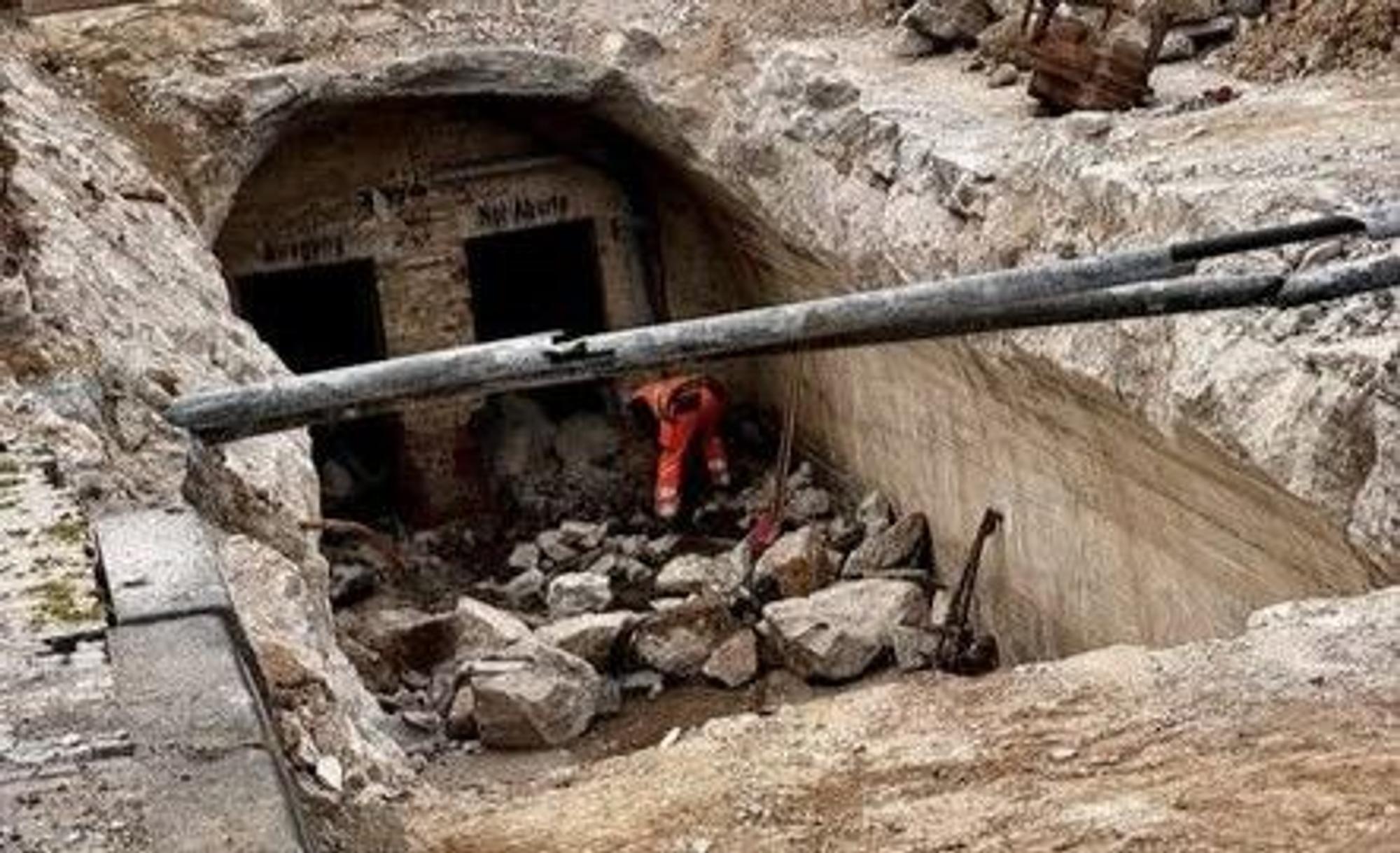 Ein Mitarbeiter des Straßentiefbauamtes am Eingang zu dem Bunker in Bonn-Tannenbusch.
