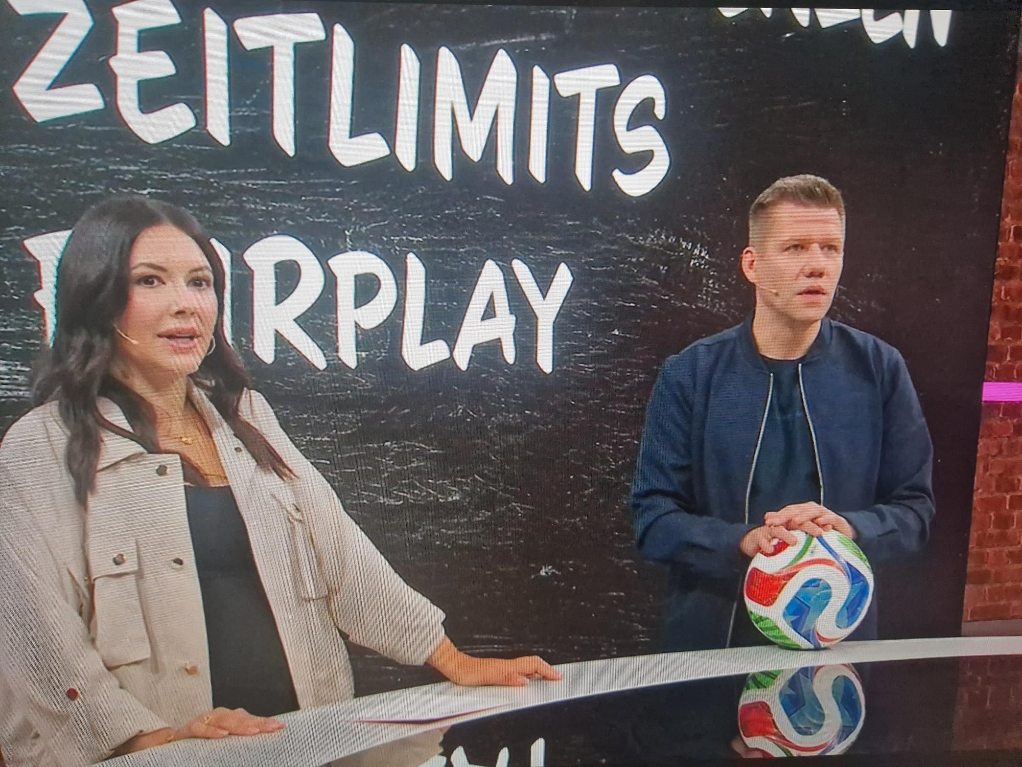 Patrick Ittrich neben Moderatorin Laura Hofmann im „Breakfast Club“ von MagentaTV.