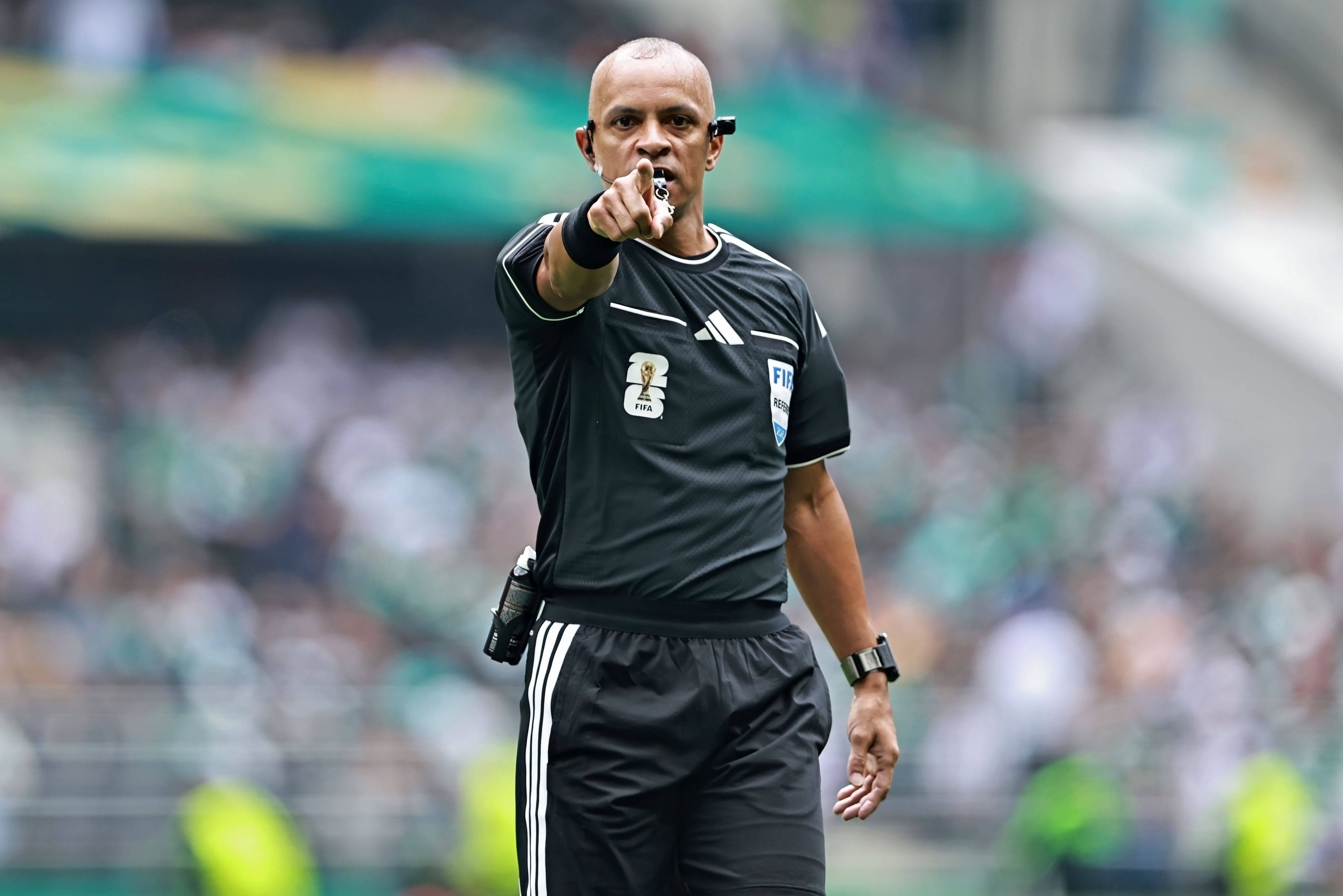 Wilton Pereira Sampaio gestikuliert auf dem Spielfeld.