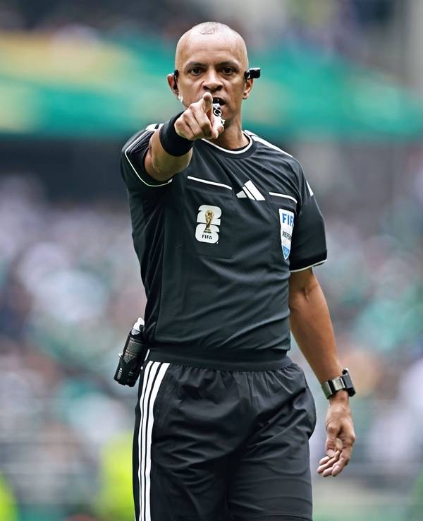 Wilton Pereira Sampaio gestikuliert auf dem Spielfeld.