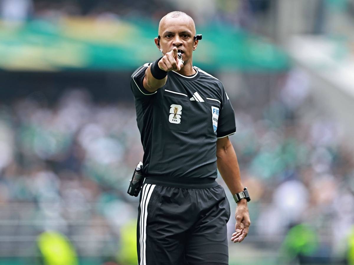Wilton Pereira Sampaio gestikuliert auf dem Spielfeld.