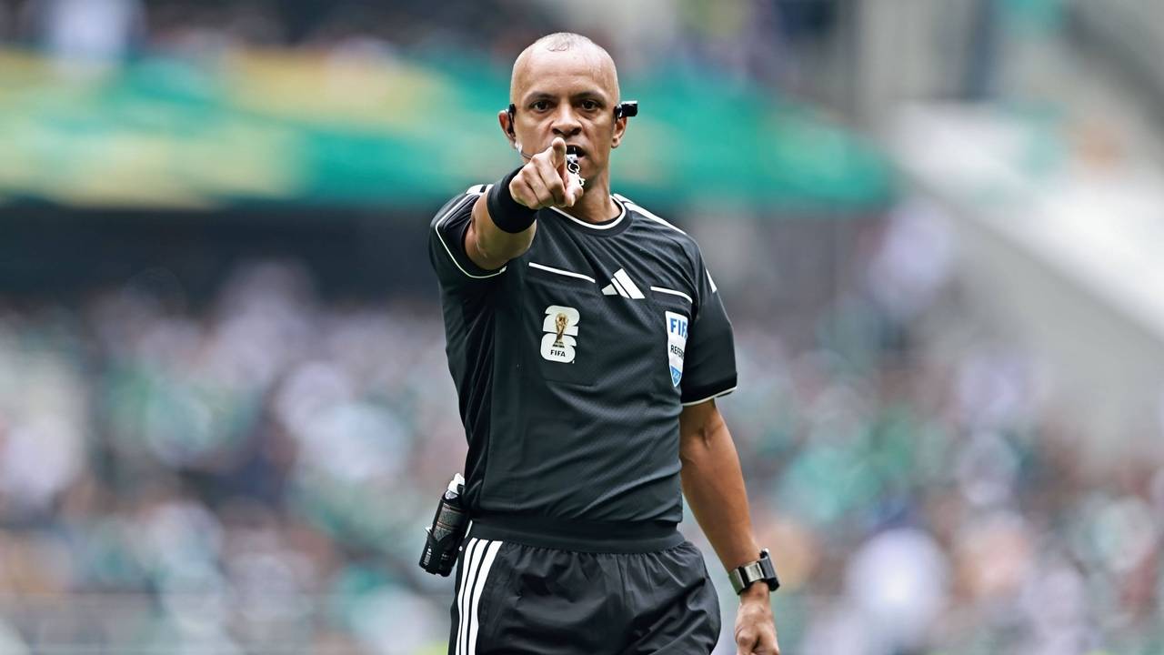 Wilton Pereira Sampaio gestikuliert auf dem Spielfeld.